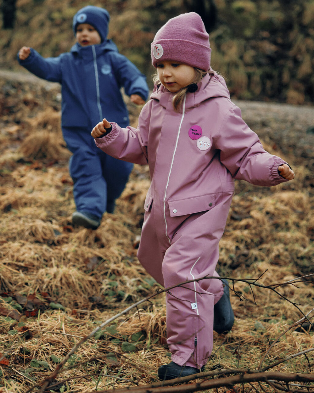 two children wearing gullkorn overalls