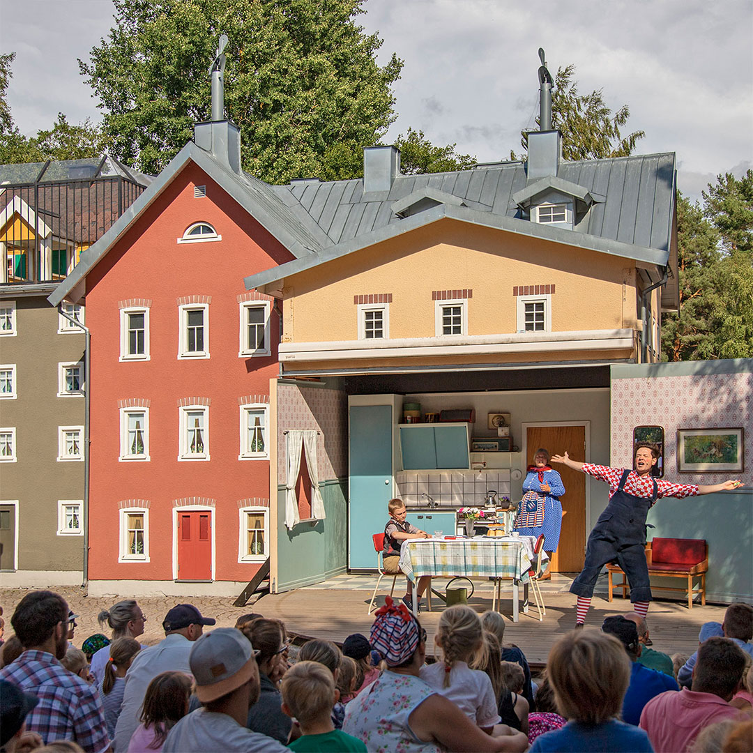 Karlsson on the roof play