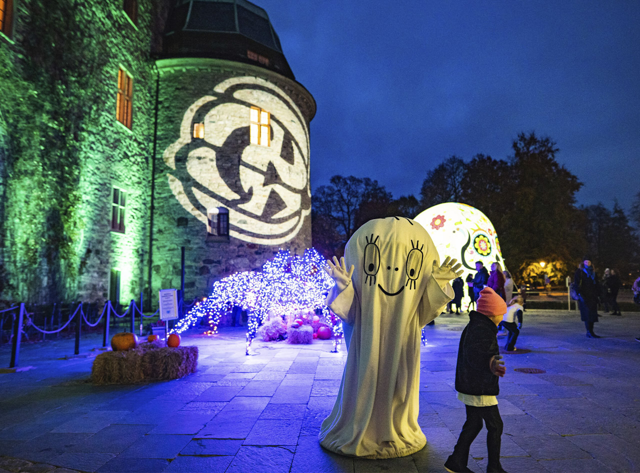 Little ghost laban outside of Örebro Castle