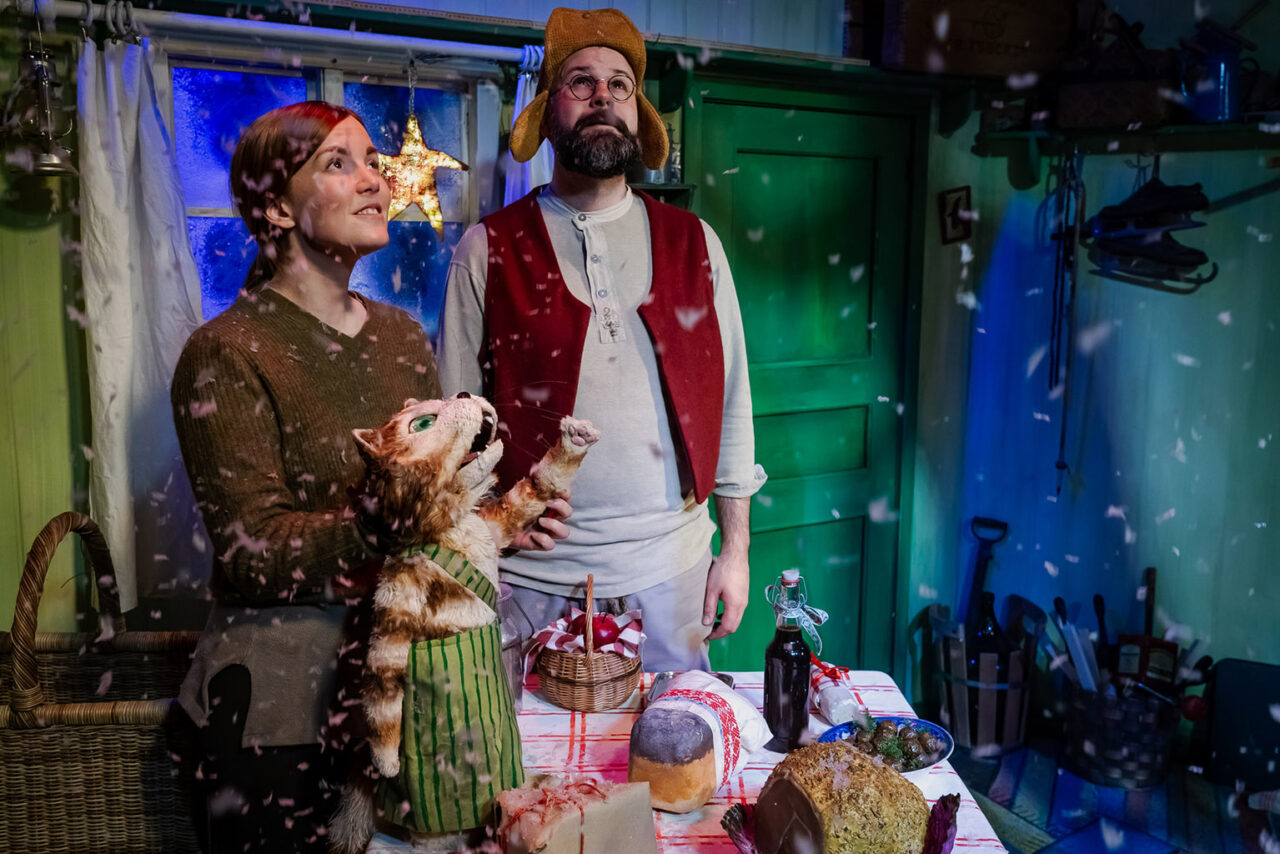 Actors on stage Pettson & Findus theatre